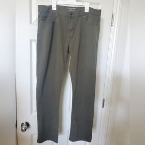 Banana Republic Slim fit Men's "Traveler Pant" size 35 waist x 32 length